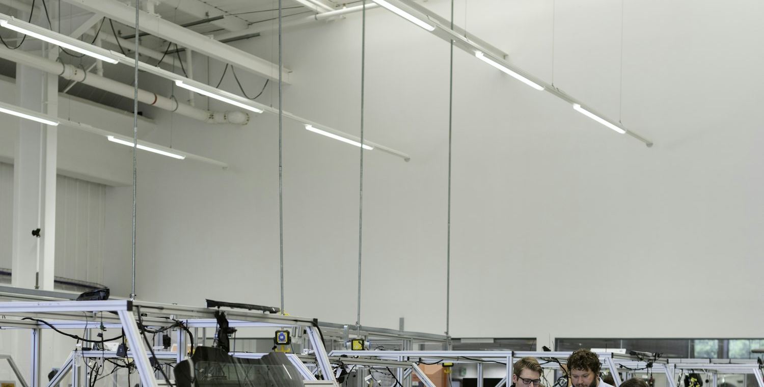 Profissionais em ambiente industrial